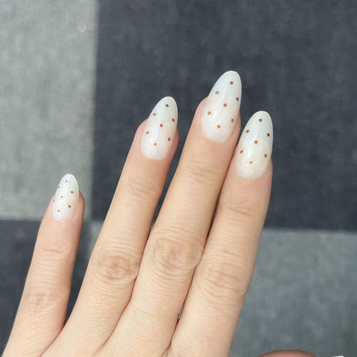 Künstlerisches Press-On Nagelset mit einzigartigem Punktdesign