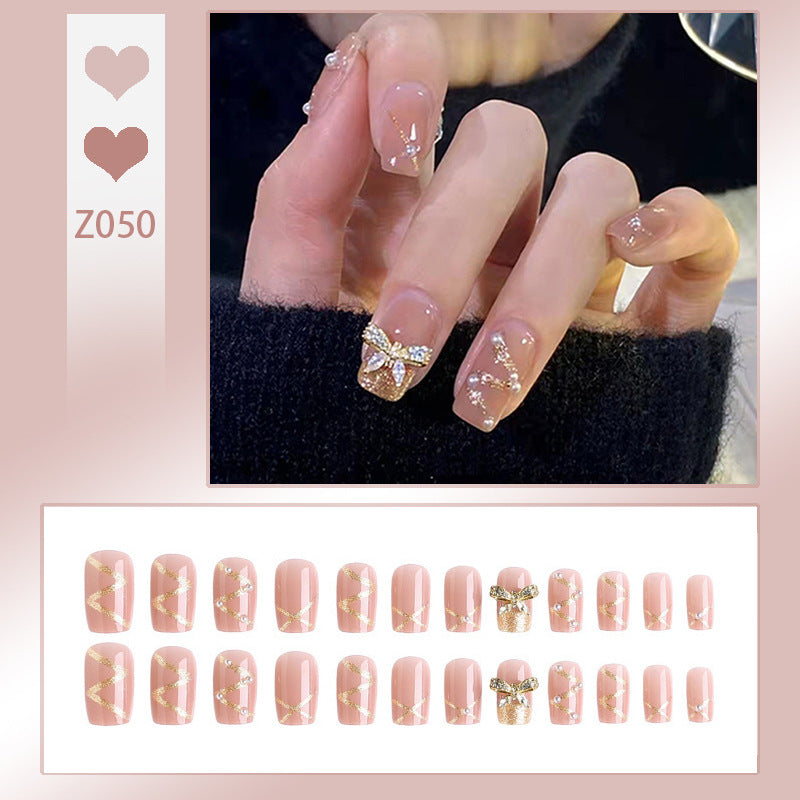 Kunstnagelset mit eleganten Glitzerverzierungen und schimmernden Akzenten Karnz