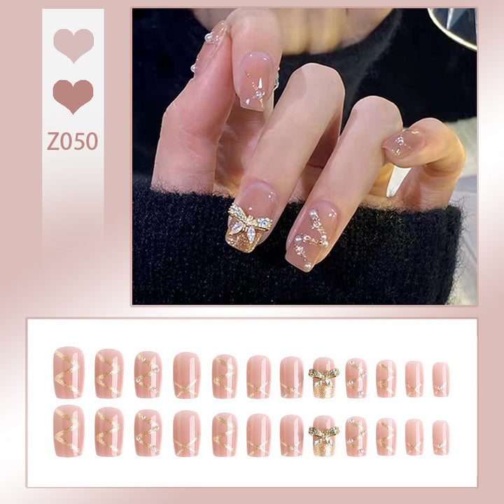 Kunstnagelset mit eleganten Glitzerverzierungen und schimmernden Akzenten Karnz