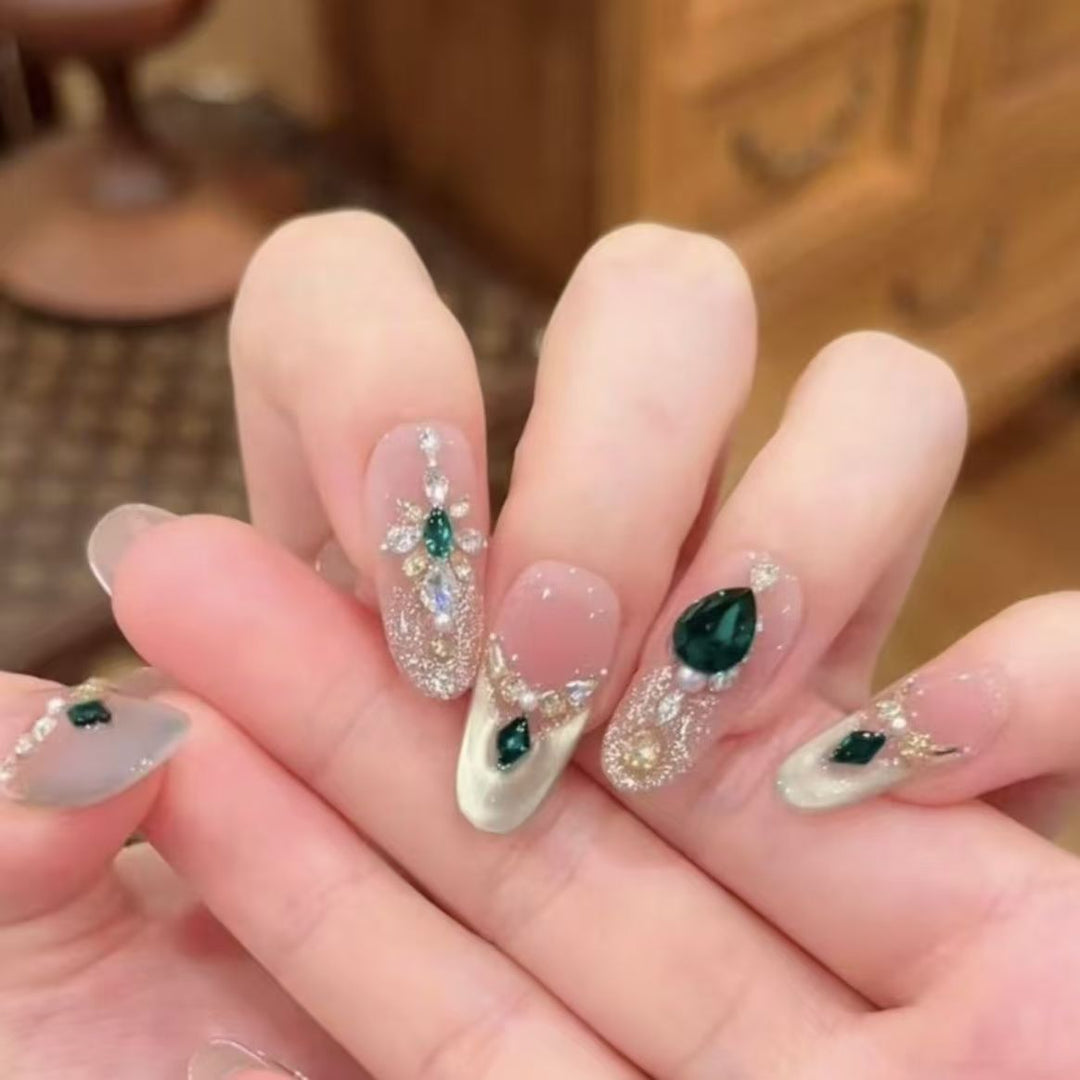 Dekoratives, mit Edelsteinen verziertes Press-On-Nagelset Karnz