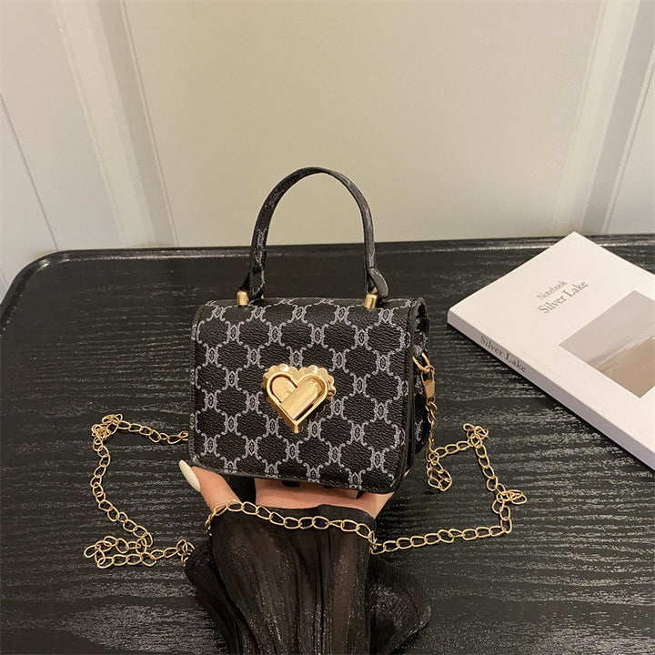 Elegante herzverzierte Handtasche