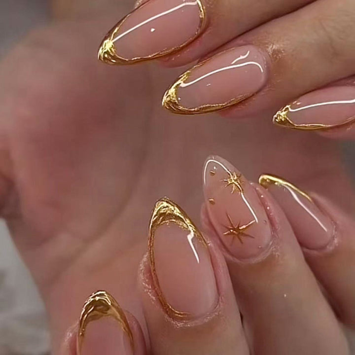 Elegante goldverzierte Press-On-Nagelkunst