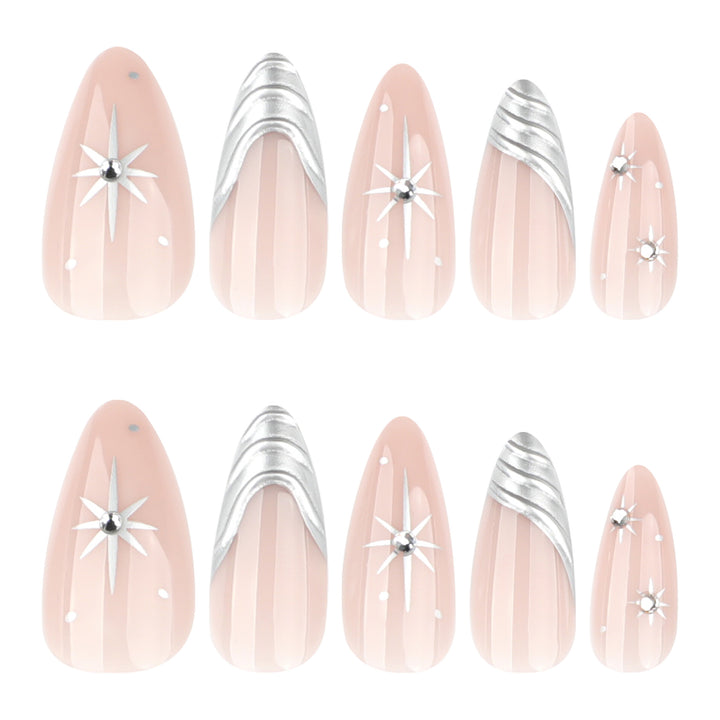 Kunstvolle Nagelverlängerungen mit filigranen Designs Karnz