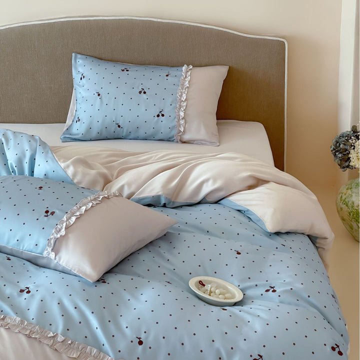 Satin-Bettwäsche-Set mit zarten Rüschen und Kirschenmuster