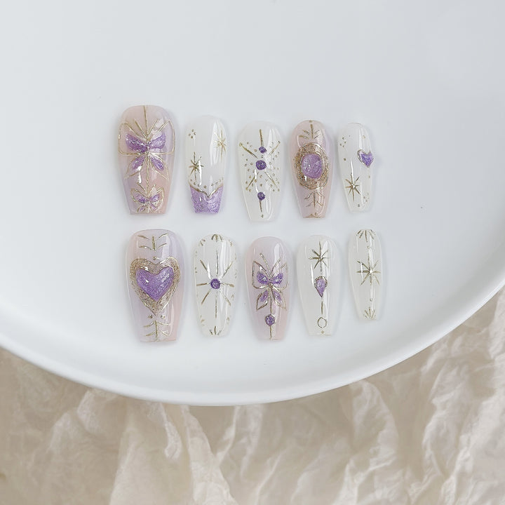 Künstlerisches Press-On Nail Art Set mit eleganten Edelstein-Akzenten