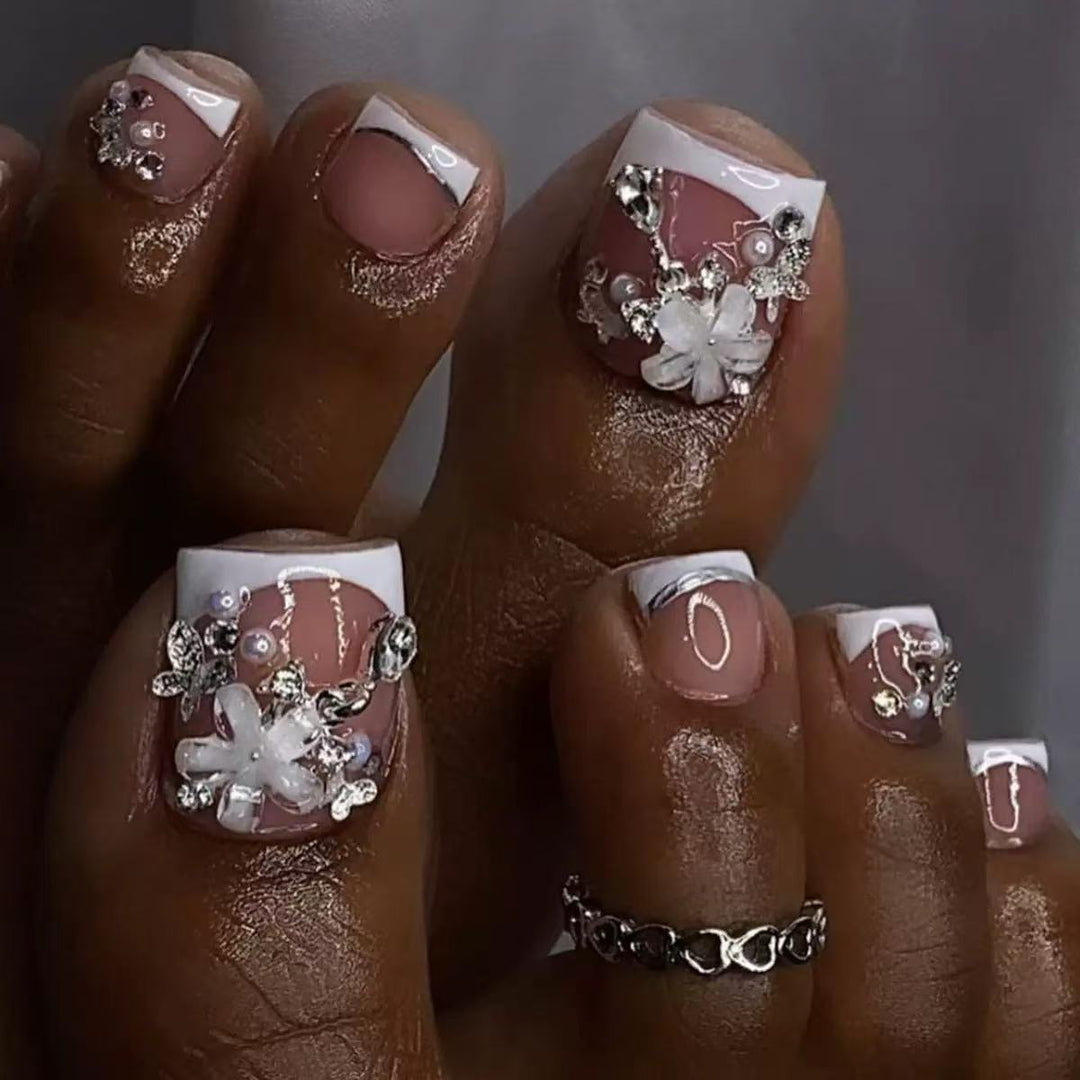 Kunstnagelset mit eleganten Blumenverzierungen und Hochglanz-Finish Karnz