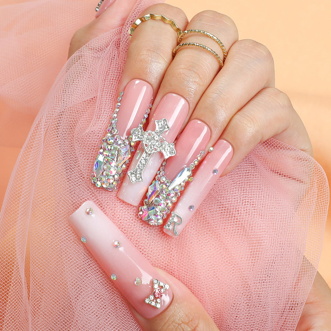 Kreatives Kunstnagelset mit glamourösen Strassverzierungen Karnz