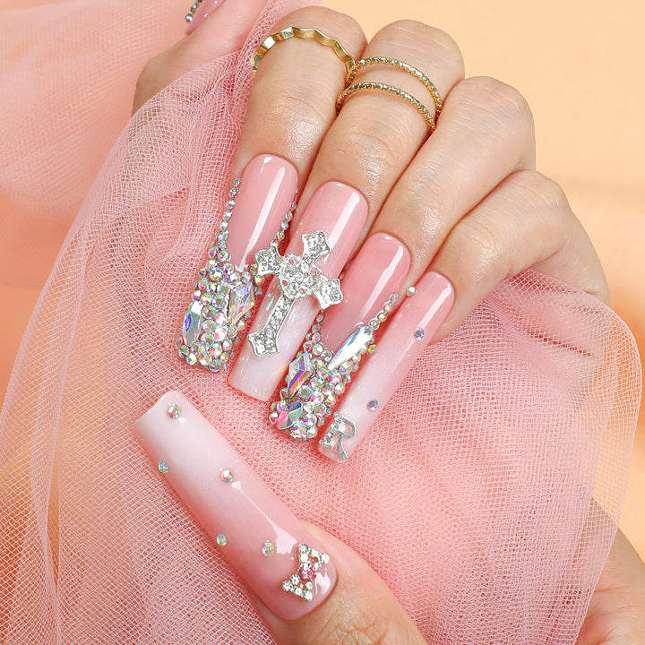 Kreatives Kunstnagelset mit glamourösen Strassverzierungen Karnz