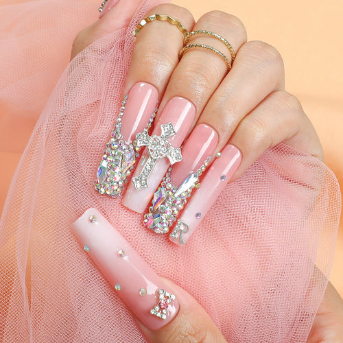 Kreatives Kunstnagelset mit glamourösen Strassverzierungen Karnz