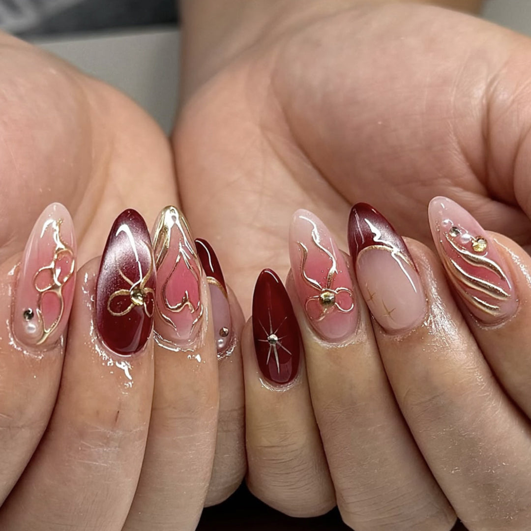 Kunstvolle Nagelverlängerungen mit kreativen Verzierungen Karnz