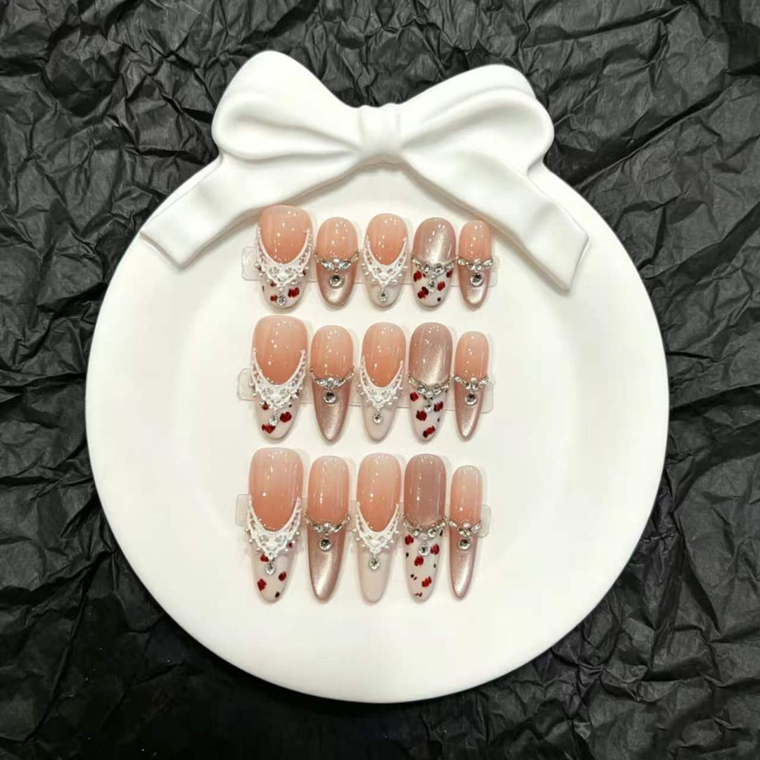 Elegantes Press-On Nagelkunstset mit Herz- und Edelsteinakzenten