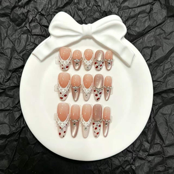Elegantes Press-On Nagelkunstset mit Herz- und Edelsteinakzenten