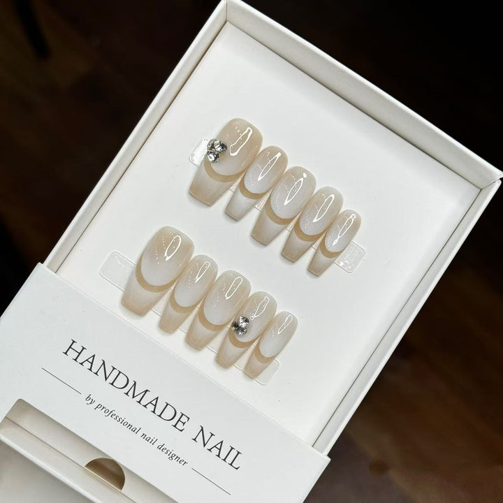 Elegantes handgemachtes Press-On-Nagelset mit Strassakzenten
