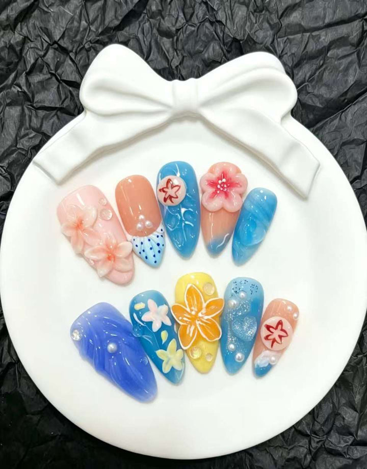 Dekorativer Press-On Nagelkunstset mit floralen und Perlenakzenten