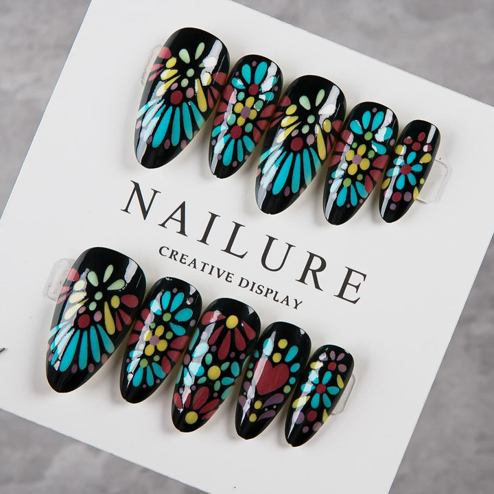 Künstlerisches Press-on-Nagelset mit floralen Designs