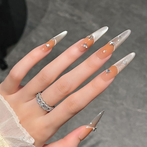 Elegante Press-On Nagelverlängerungen mit Juwelenakzenten Karnz