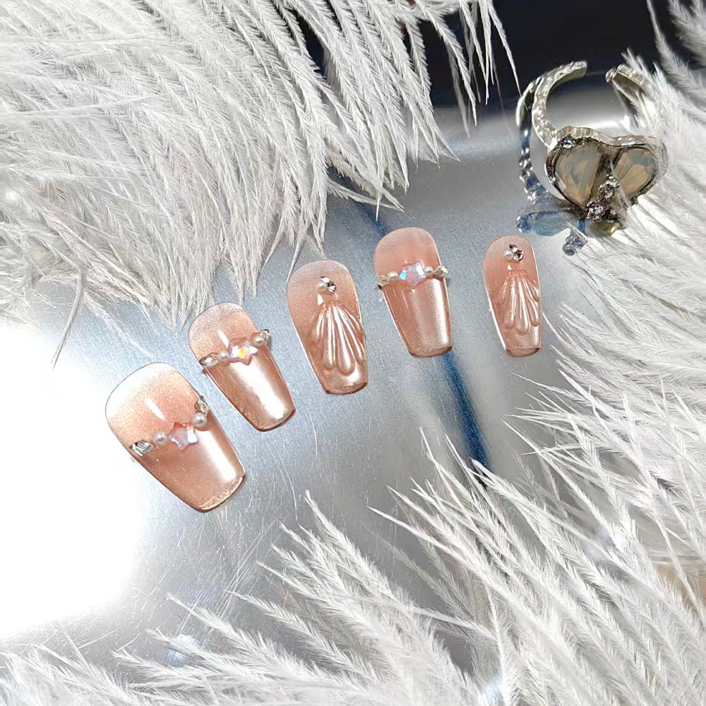 Exquisite Kunstnägel mit Glitzer- und Perlenakzenten Karnz