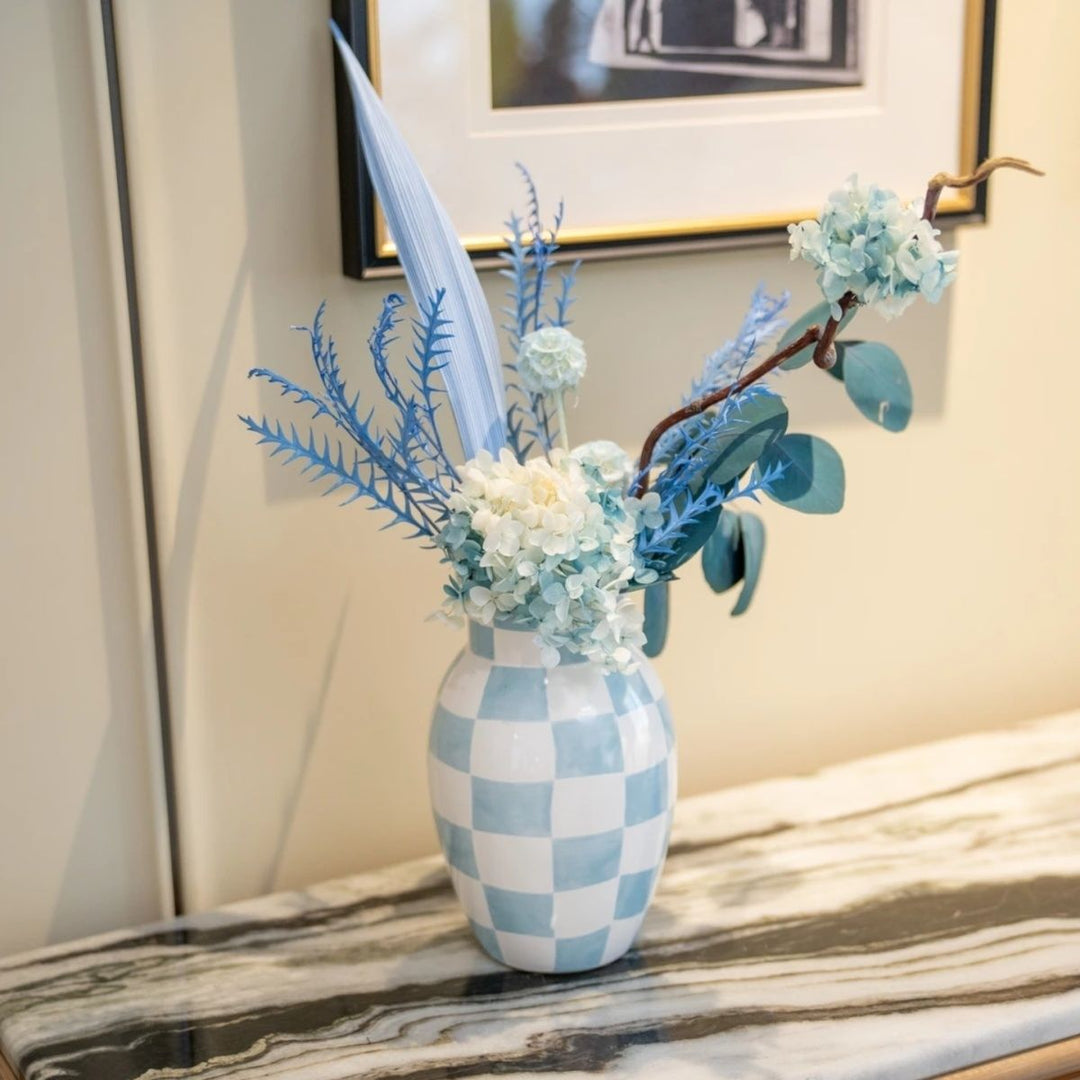 Dekorative florale Vase mit getrockneten Pflanzen