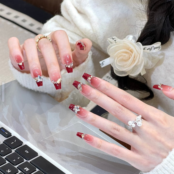 Glamouröse Kunstnägel mit Elegantem Strassdesign Karnz
