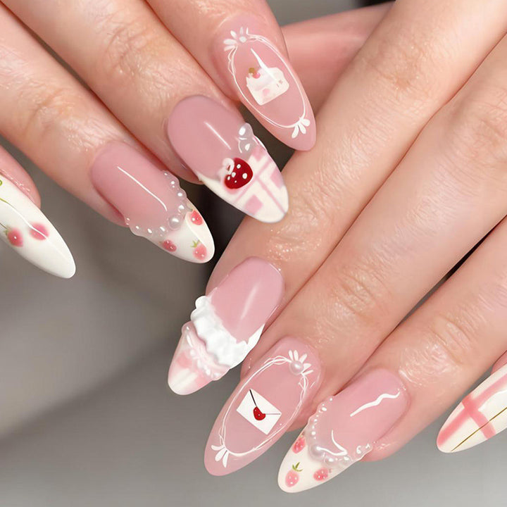 Kunstnagelset mit verspielten Blüten- und aufwendigen Dekoren Karnz