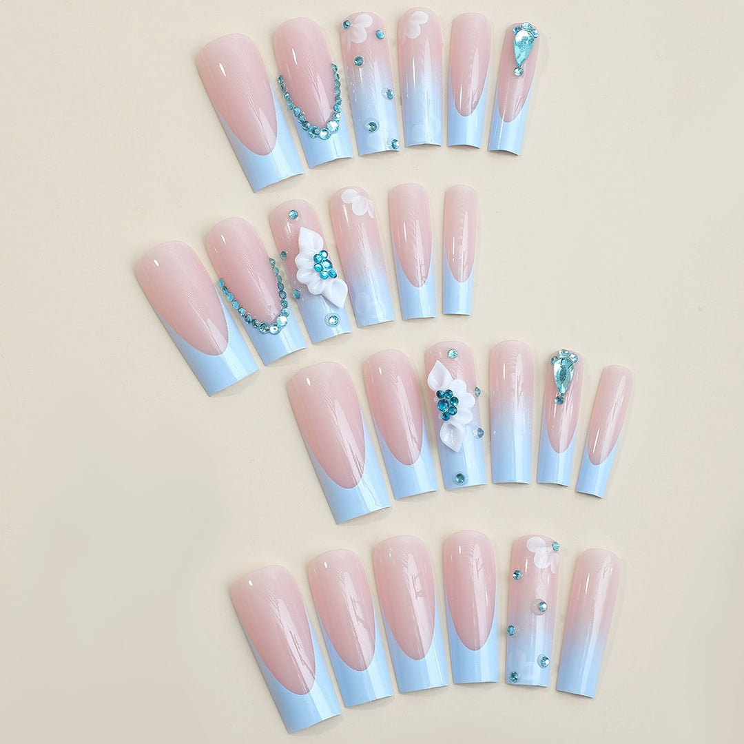 Kunstnagelset mit luxuriösen Dekorationen und zartem Ombre-Effekt Karnz
