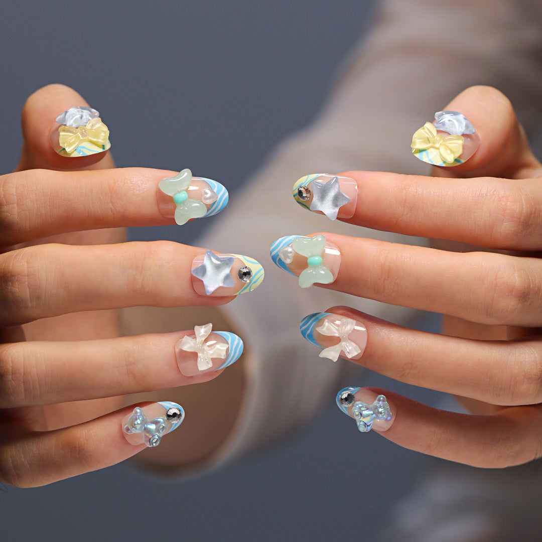 Künstliche Nagelkunst mit bunten Pastellmotiven und 3D-Verzierungen Karnz