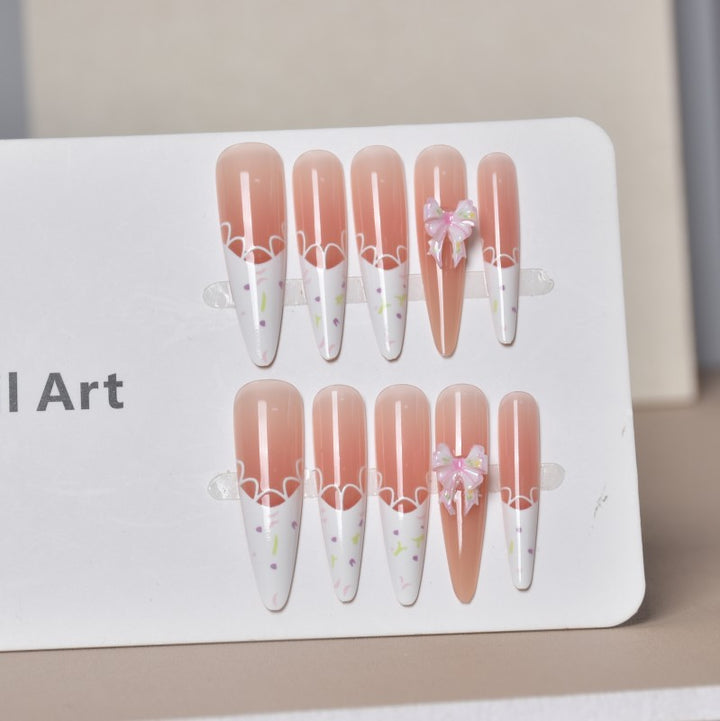 Künstlerisches Floral Press-On Nageldesign Karnz