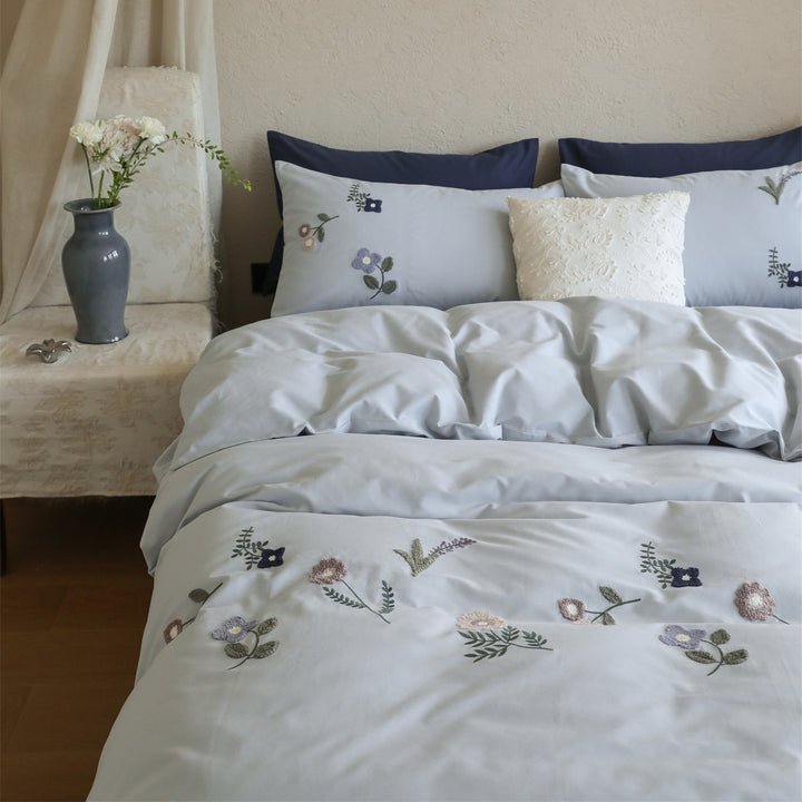 Gesticktes Baumwoll-Bettwäsche-Set mit zarter Wildblumen-Stickerei und Percale-Struktur