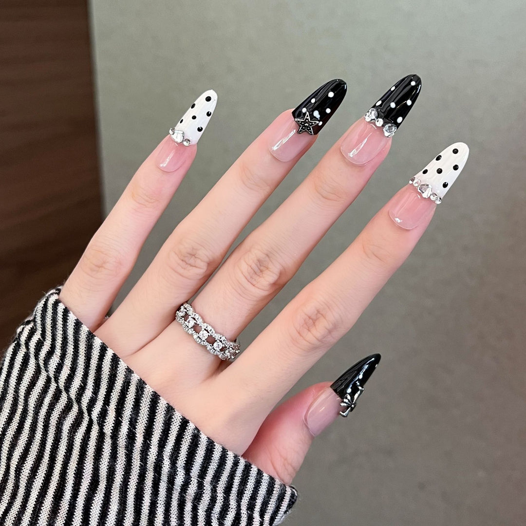 Elegante dekorative Press-On-Nagelerweiterungen Karnz