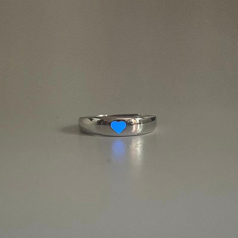 Stilvoller Ring mit Herzmotiv Karnz