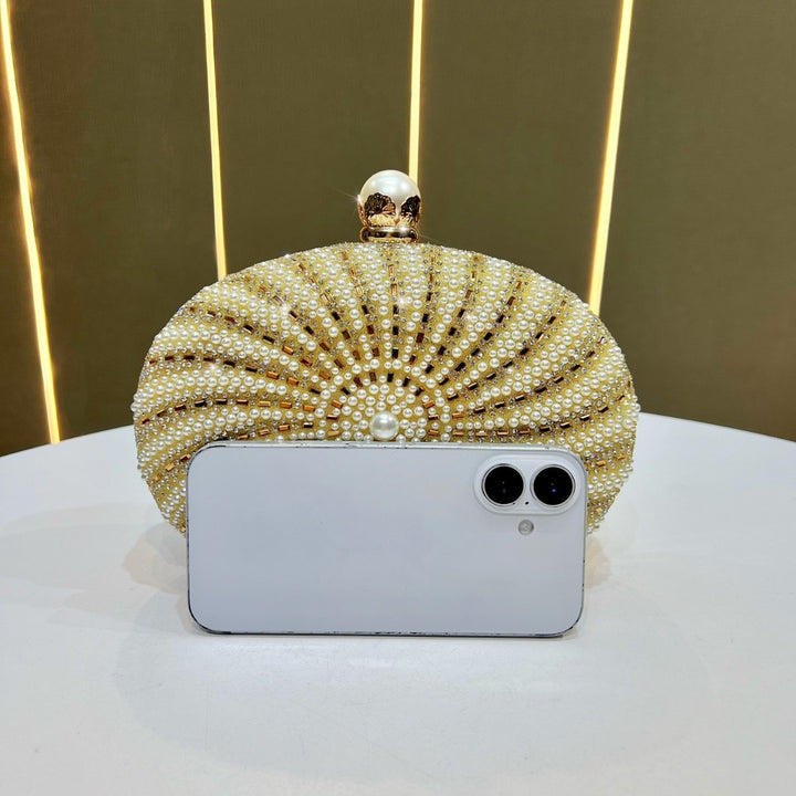 Perlenakzentierte Abendhandtasche