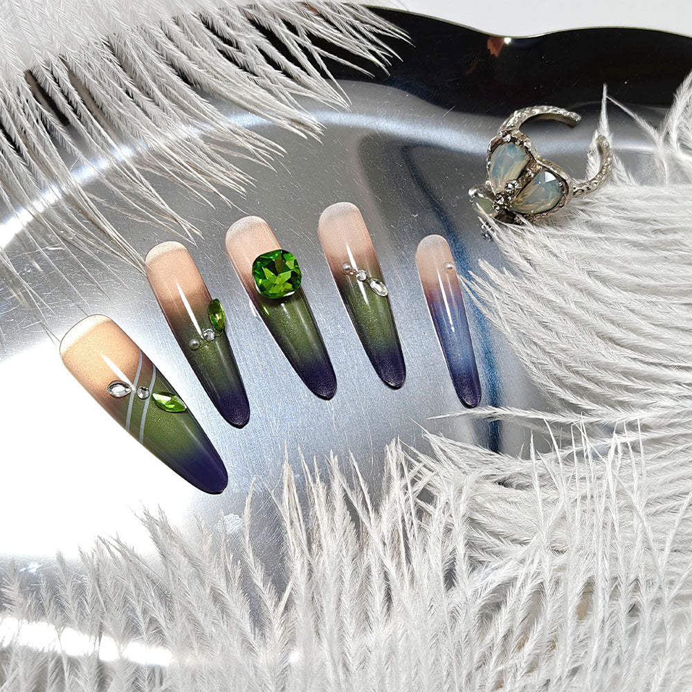 Kunstnägel mit Elegantem Ombre-Design und Funkelnden Akzenten Karnz