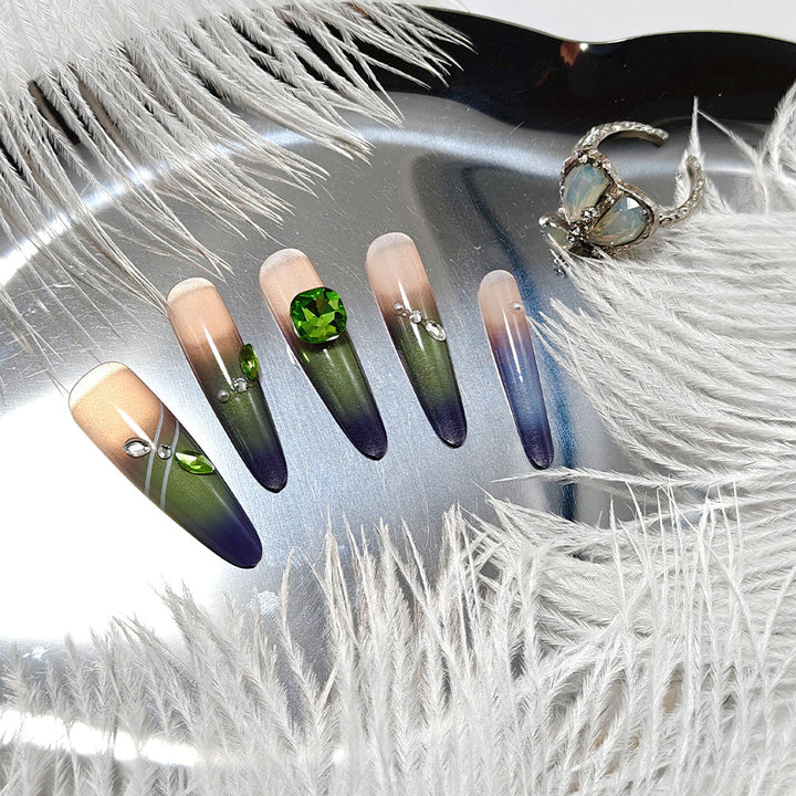 Kunstnägel mit Elegantem Ombre-Design und Funkelnden Akzenten Karnz