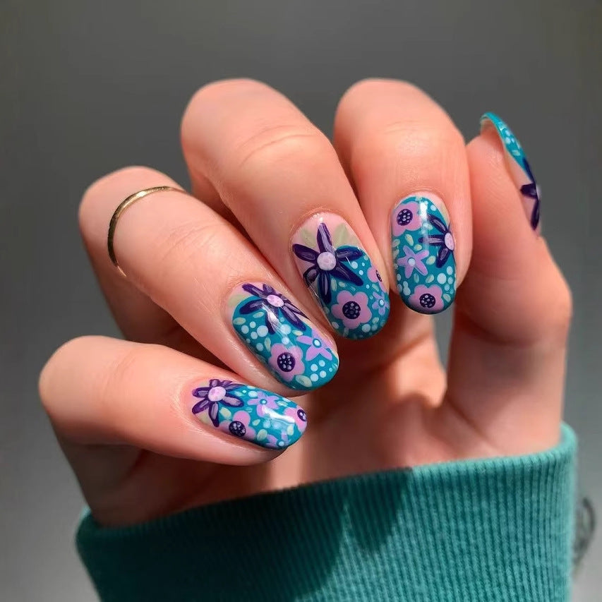 Kunstnagelset mit floralen Akzenten und lebendigen Mustern Karnz