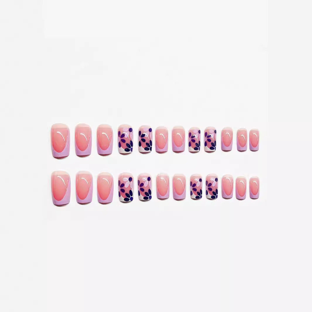 Elegante florale Press-On-Nagelverzierungen Karnz
