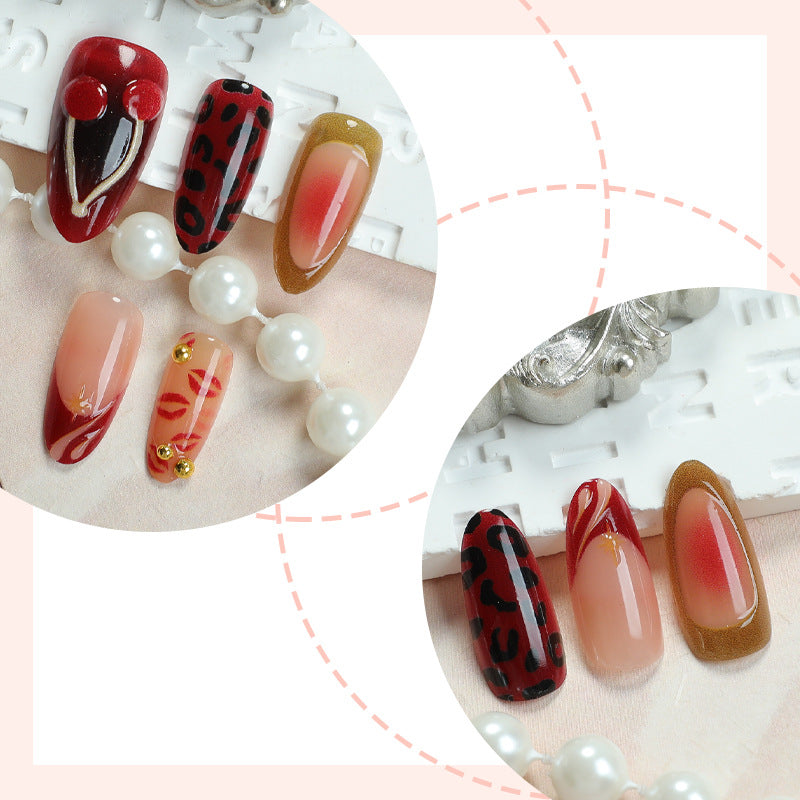 Dekoratives Press-On Nagelkunst-Set mit luxuriösen Kiss- und Leopard-inspirierten Designs Karnz