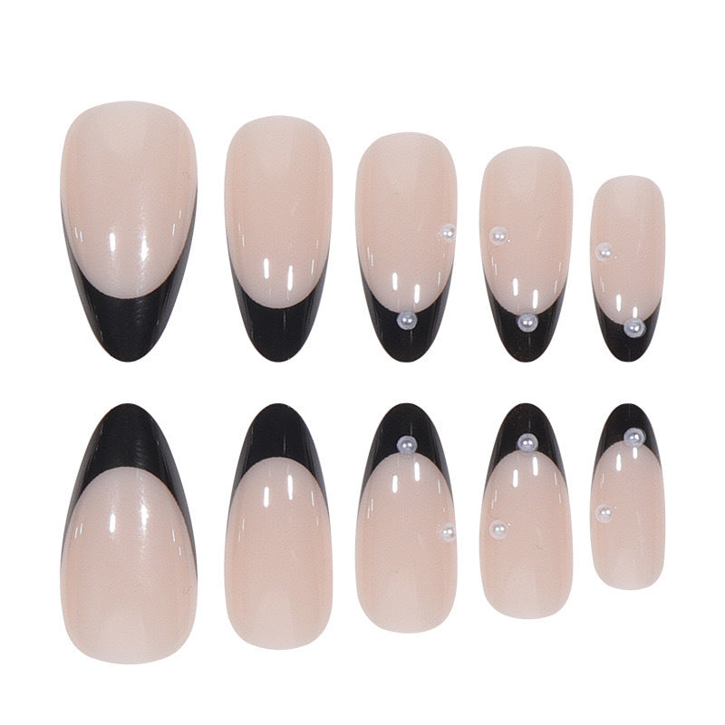 Kunstnagelset mit glanzvollem French Design und filigranen 3D-Akzenten Karnz