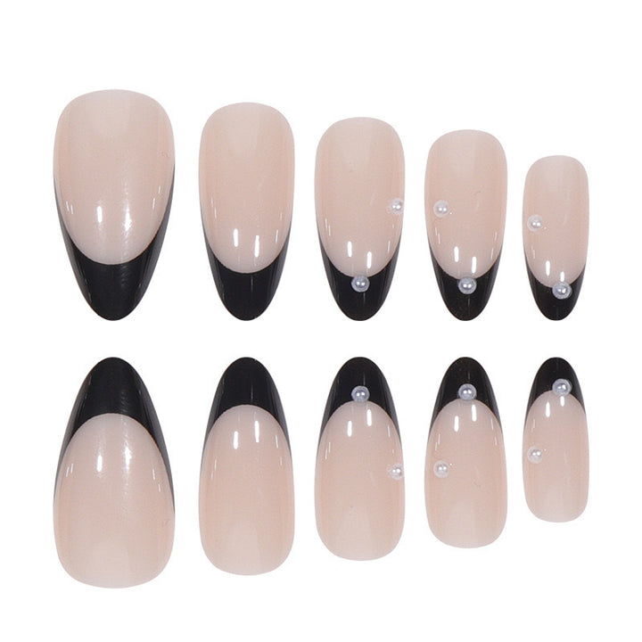 Kunstnagelset mit glanzvollem French Design und filigranen 3D-Akzenten Karnz