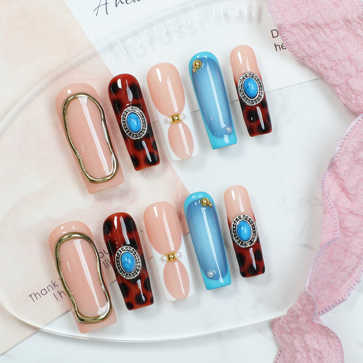 Kunstnagelset mit luxuriösen Design-Elementen und kreativen Akzenten Karnz