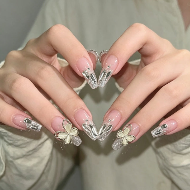 Glamouröser Press-On Nagel Set mit floralem und Glitzerakzenten Karnz