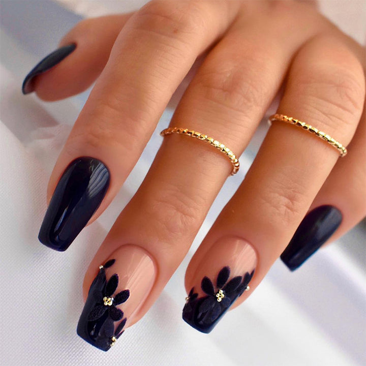 Dekorativer Press-On-Nagelsatz mit eleganten Blätterdesigns Karnz