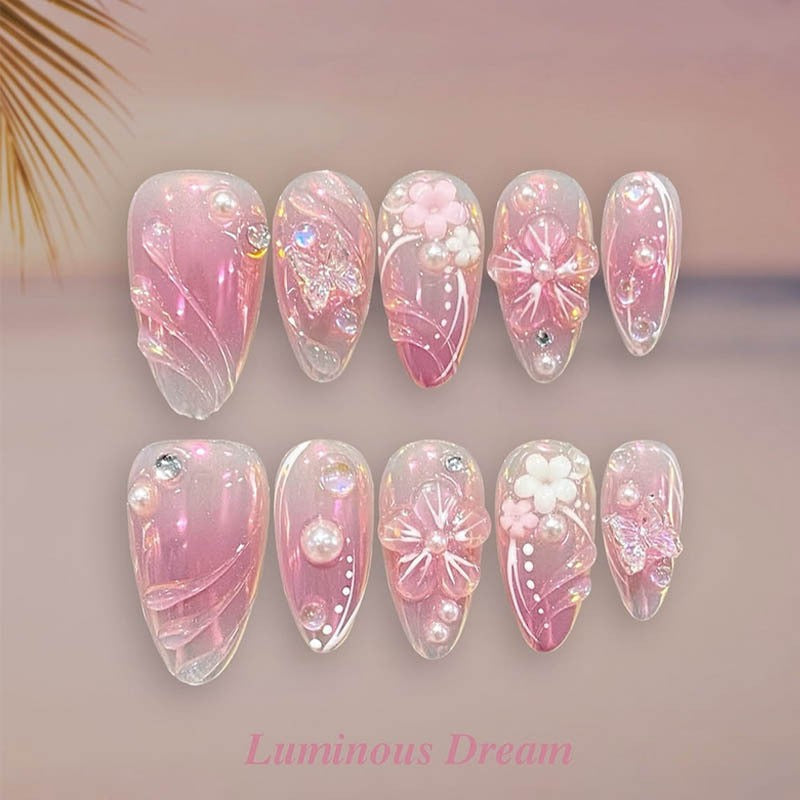 kreatives Kunstnagelset mit maritimen Motiven und funkelnden Akzenten Karnz