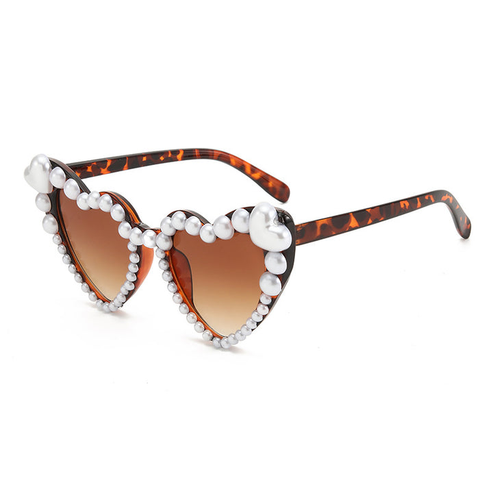 Herzförmige, mit Perlen akzentuierte Sonnenbrille