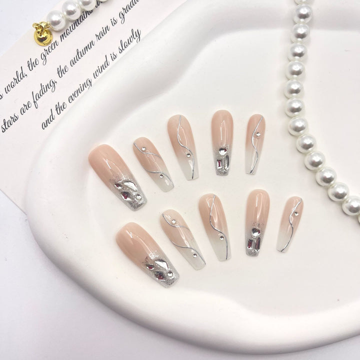 Elegantes Press-On-Nagelkunstset mit Juwelen und Glitzer