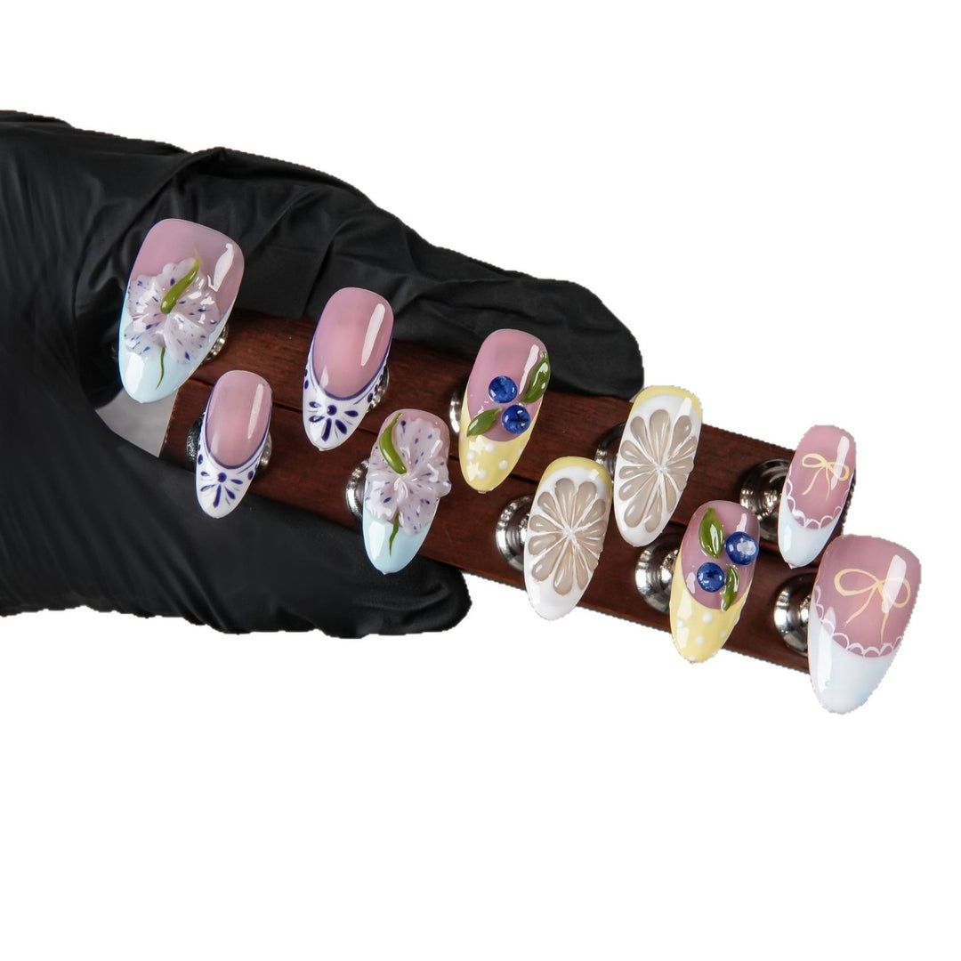 Künstlerische florale Nagelverbesserungen