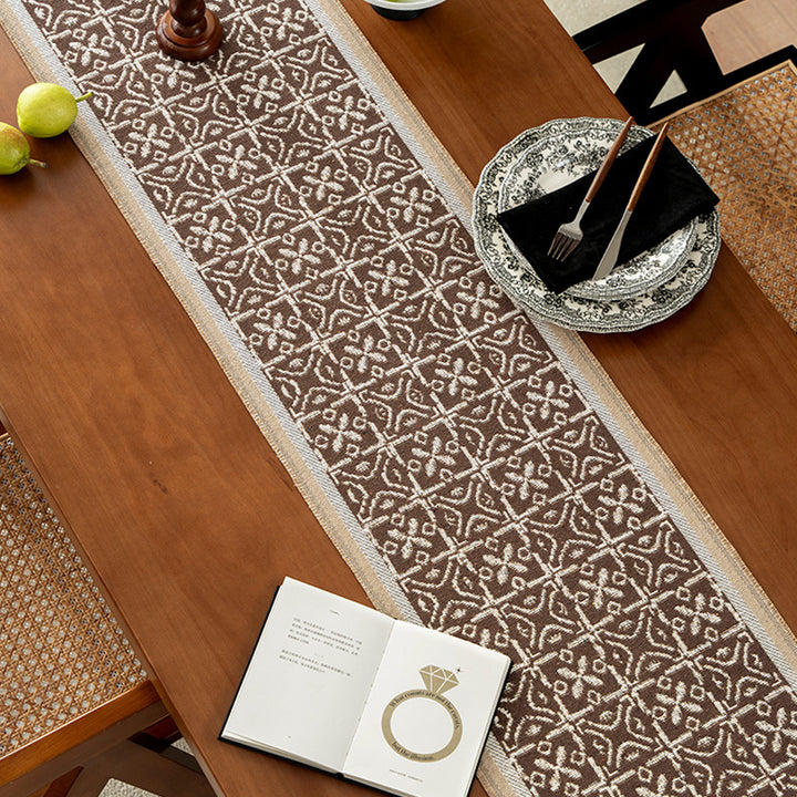 Dekorativer Tischläufer mit gewebtem Ornament-Jacquard und fein gesäumten Kanten Karnz