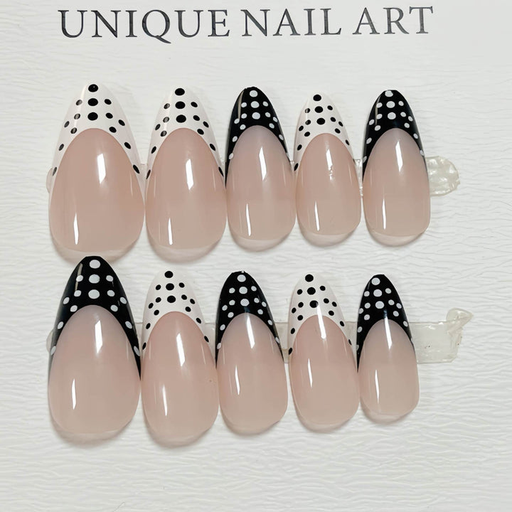 Stylishes gepunktetes Press-On-Nail-Design Karnz