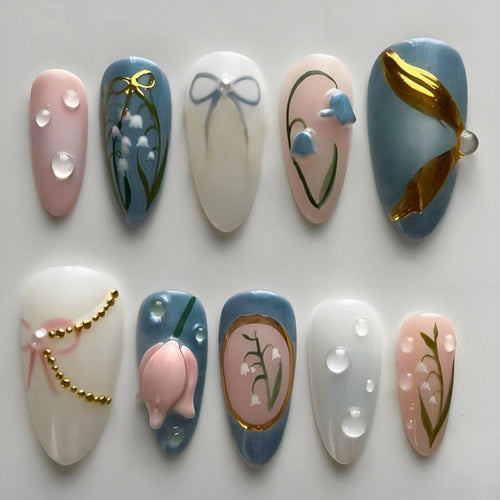Kunstnagelset mit floralem Design und eleganten Goldverzierungen Karnz