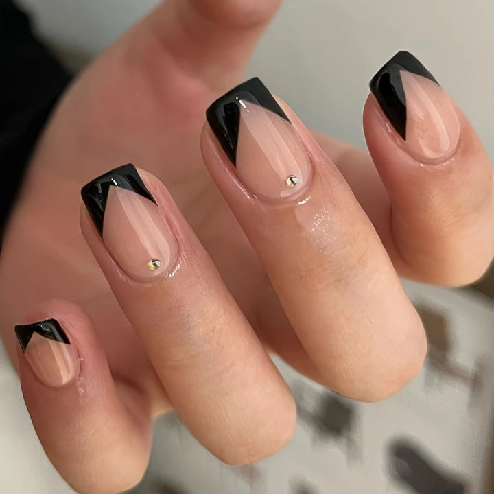 Künstlerisches French Tip Nageldesign Karnz