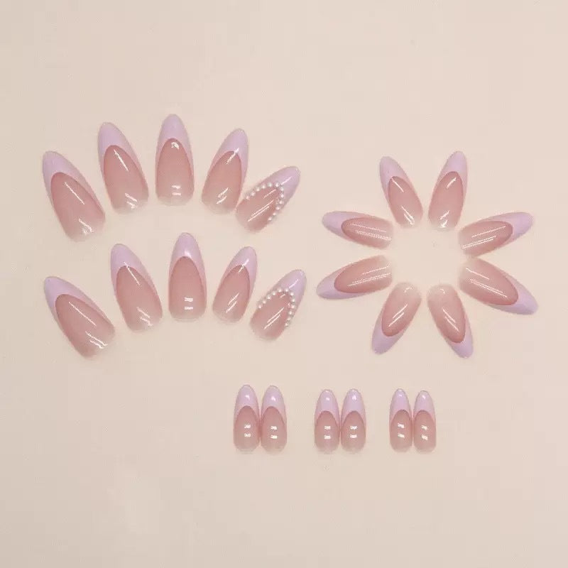 Elegante Kunstnagelspitzen mit Glitzer- und Perlverzierungen Karnz